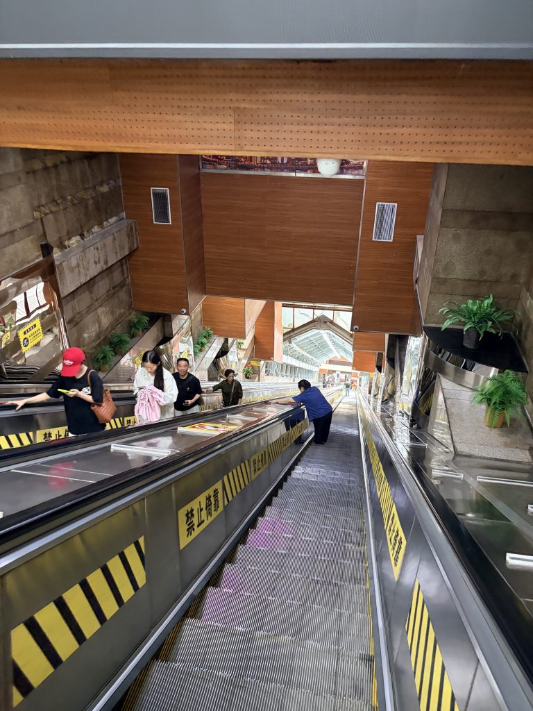 Huangguan Elevator downforward 皇冠大扶梯下行方向