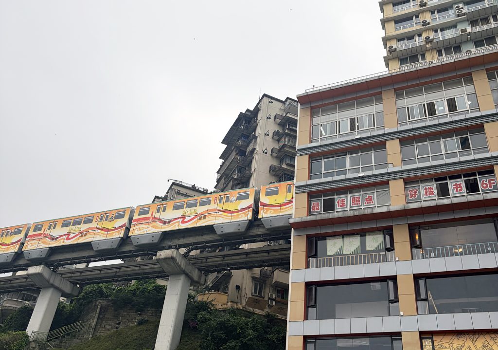 李子壩地鐵站輕軌穿樓 Liziba Metro Station