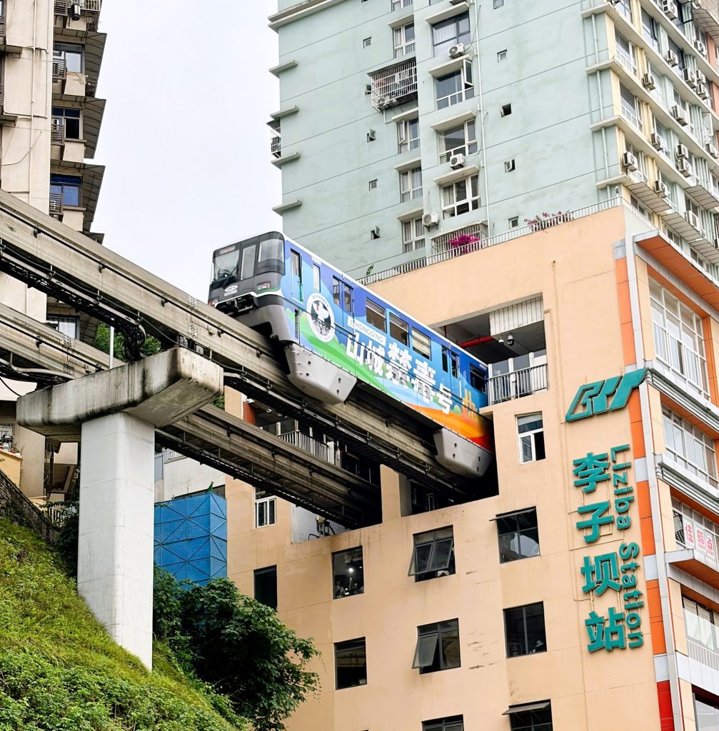 從觀景平台看輕軌穿樓 Monorail passing through the building, viewed from the Liziba viewing platform.