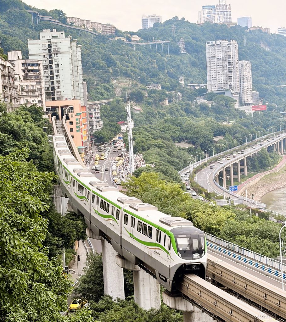 從攬勝亭看李子壩輕軌站開出來的輕軌
Monorail leaving Liziba Station, viewed from Lansheng Pavilion.