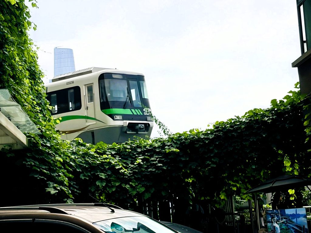 輕軌從兩座建築間出現 monorail peeking out between the apartment blocks