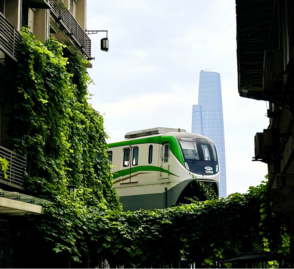 輕軌從兩座建築間出現 monorail peeking out between the apartment blocks