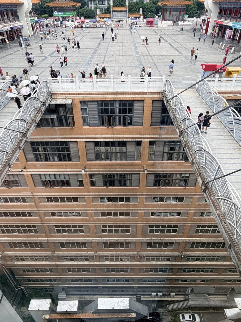 在高盛創富中心23層拍魁星樓廣場和連廊 View of Kuixinglou Square and the skywalk from the 23rd floor of Gaosheng Chuangfu Center