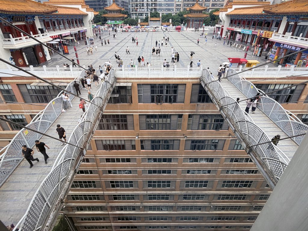 在高盛創富中心23層拍魁星樓廣場和連廊 View of Kuixinglou Square and the skywalk from the 23rd floor of Gaosheng Chuangfu Center