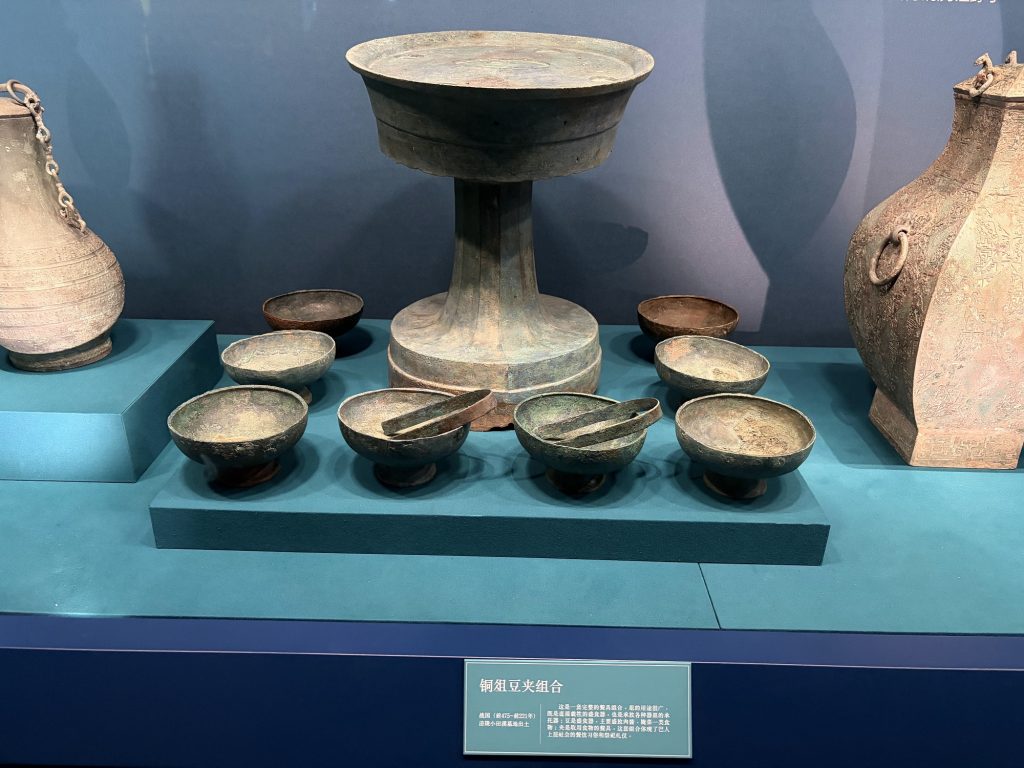 青銅製的餐具 bronze food vessels