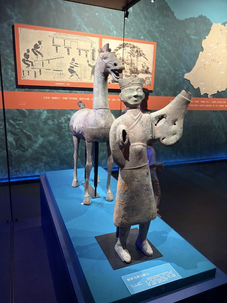 漢代的銅製馬和人俑 Han dynasty bronze horse and human figurines