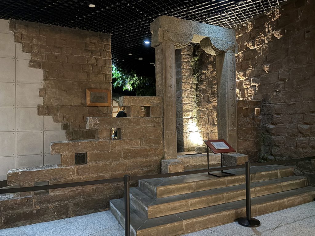 石頭建成的大門 stone gateway