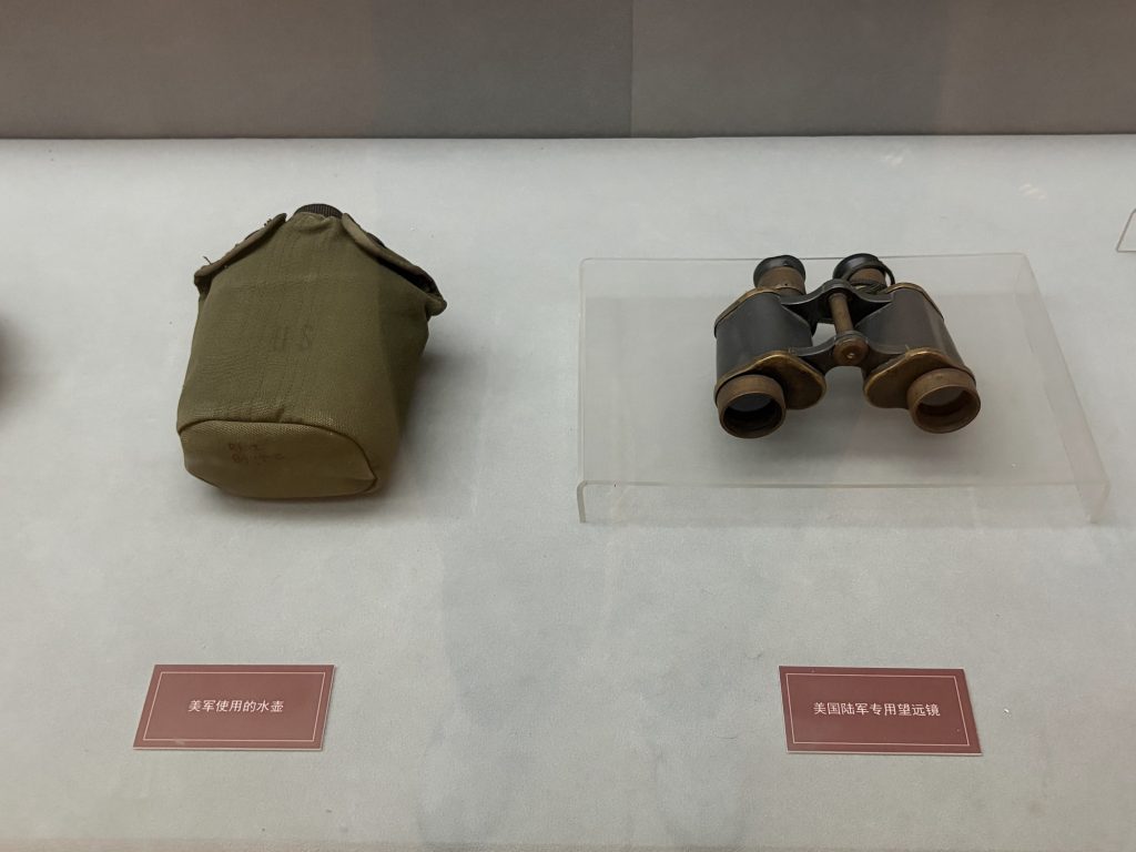 美國空軍用的水壺和望遠鏡 Canteens and binoculars used by the U.S. Air Force