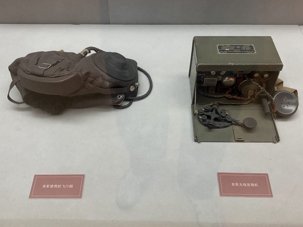 美國空軍用的飛行帽和無線發報機 Flight cap and radio transmitter used by the U.S. Air Force