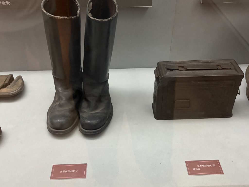 美國空軍的靴子和彈藥盒 U.S. Air Force boots and ammunition box