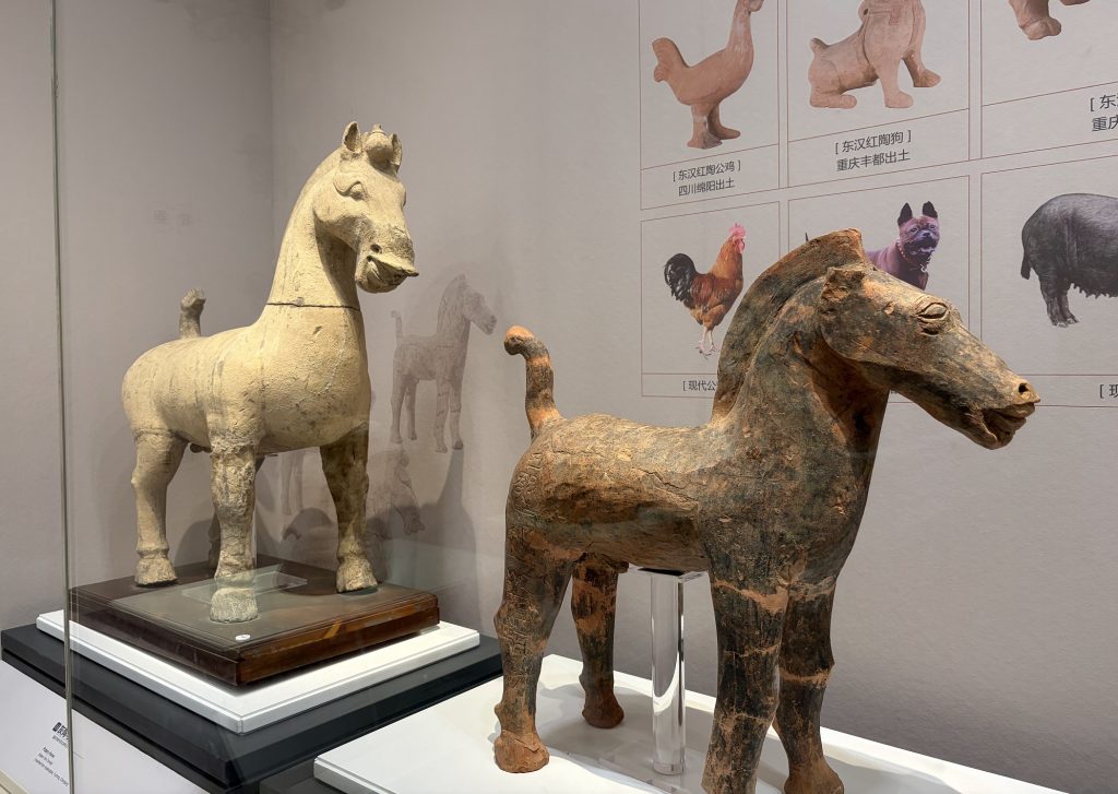 陶製馬俑 pottery horse figurine