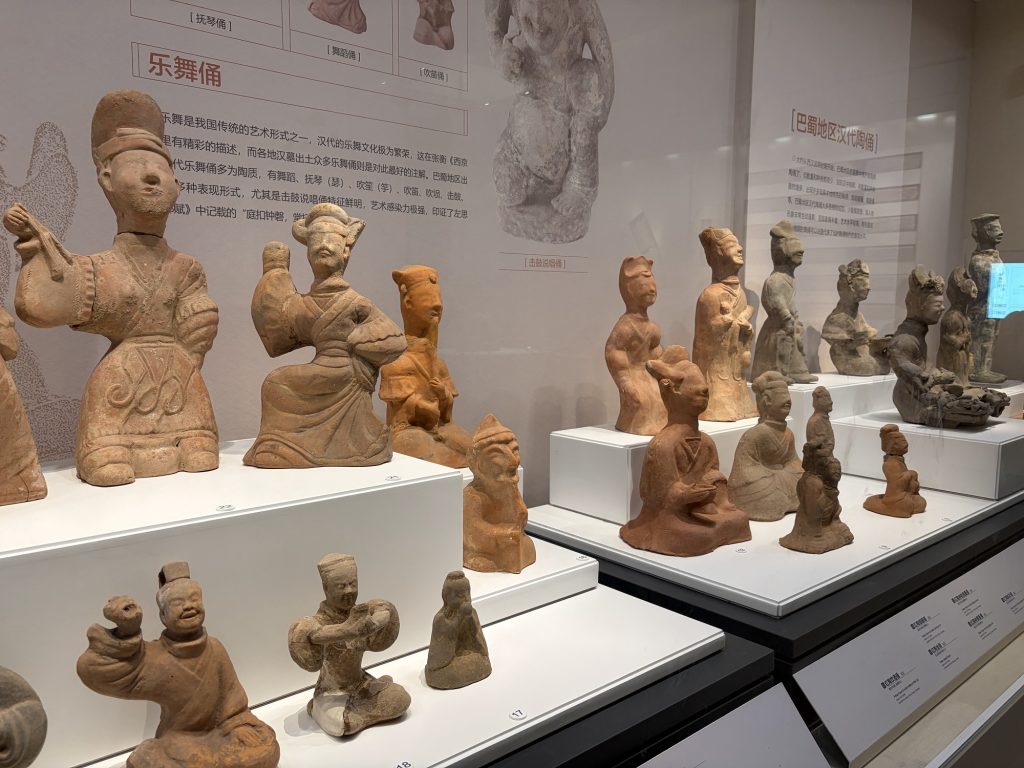陶人俑 pottery human figurine