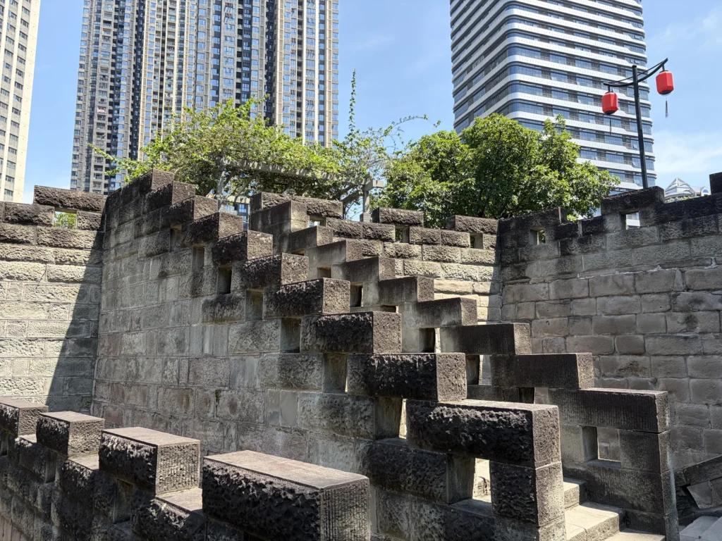 通遠門旁的古城牆 Ancient city wall beside Tongyuan Gate