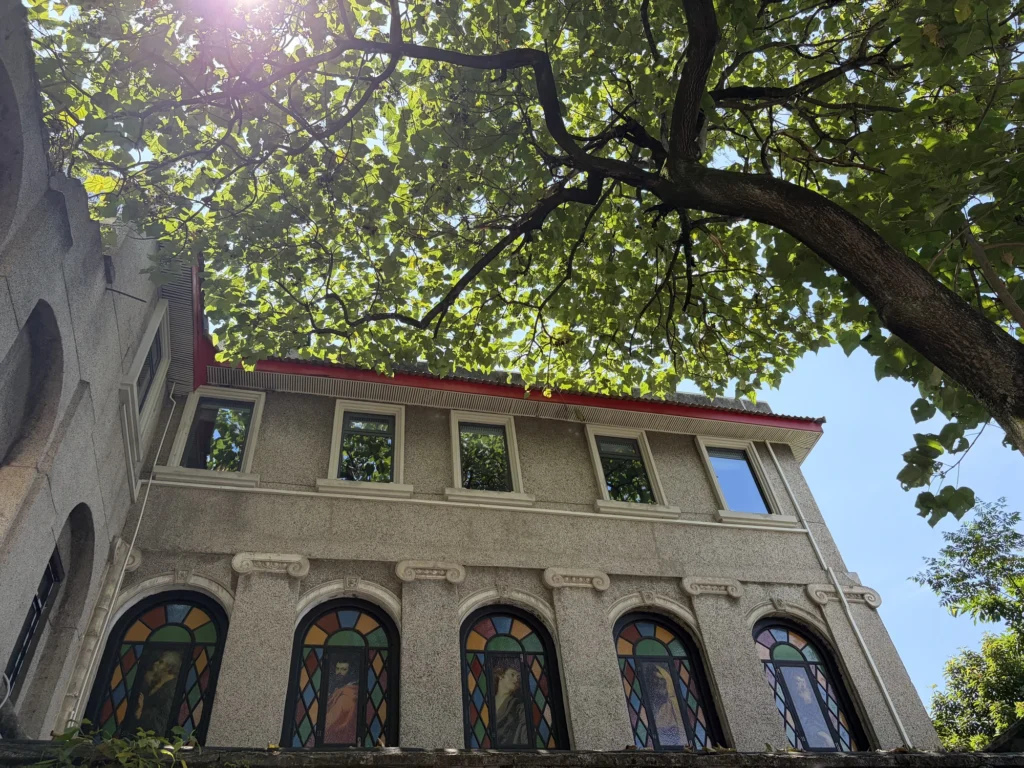 山城步道上的仁愛堂 Ren’ai Church on the Mountain City Trail