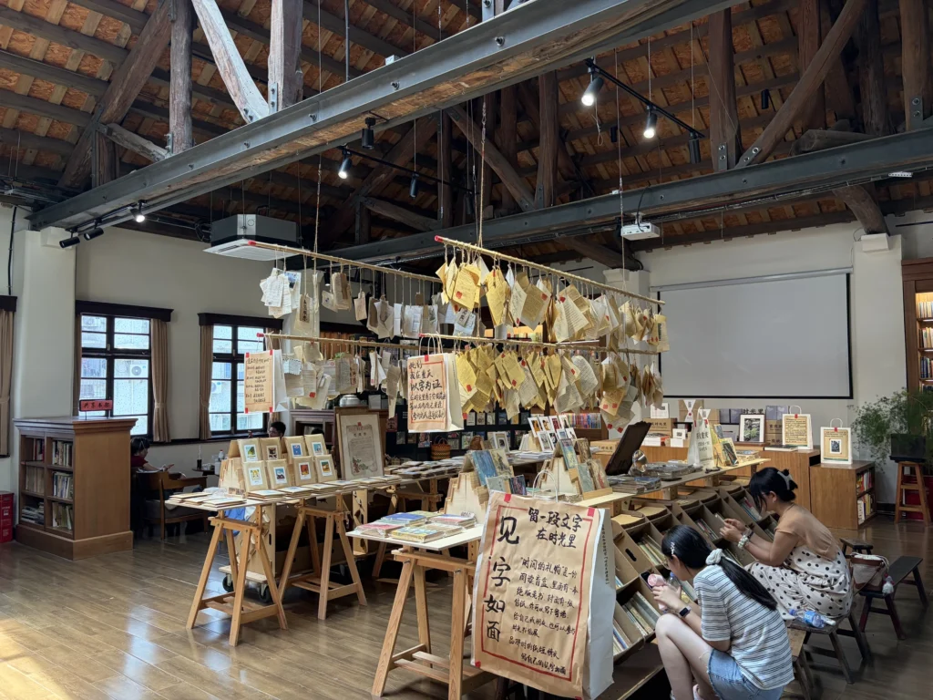 金馬寺小學二樓的圖書館 Library on the second floor of Jinmasi Primary School
