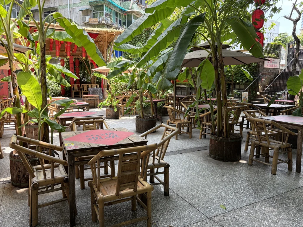 喝壩壩茶的小院子 Courtyard where visitors drink baba tea