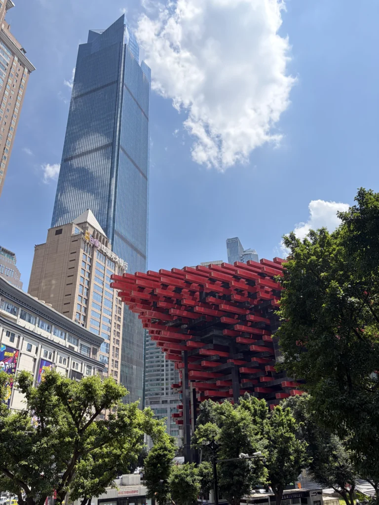 以高樓為背景的國泰藝術中心 Chongqing Guotai Arts Center with high-rises in the background