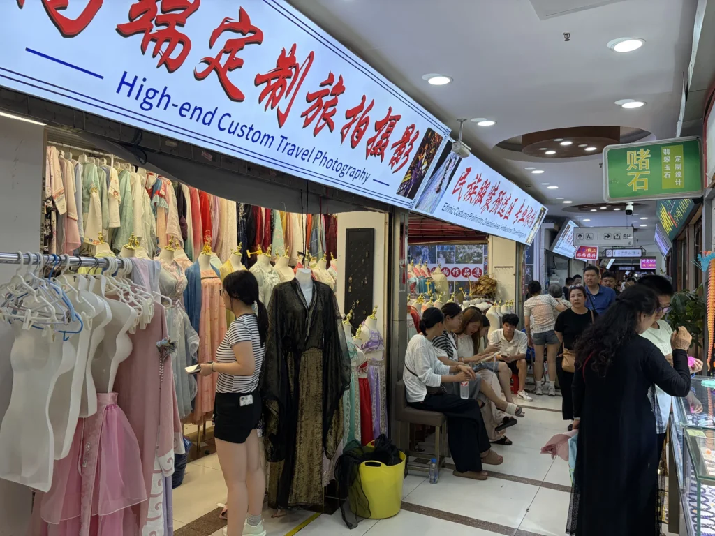 洪崖洞內部妝造店 Costume and Makeup Studio inside Hongyadong