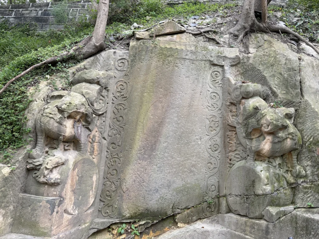 黃葛古道上的無字摩崖石刻 Uninscribed cliff carving along Huangge Ancient Trail