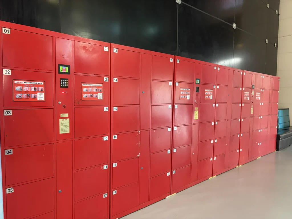重慶美術館入口處的置物櫃 Storage lockers at the entrance to Chongqing Art Museum