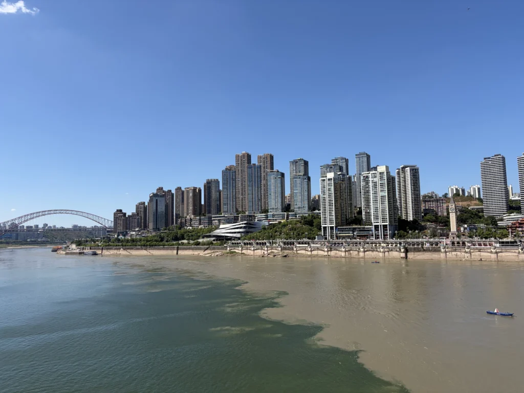 從朝天門廣場看兩江交會 View of the Yangtze and Jialing river confluence from Chaotianmen Square