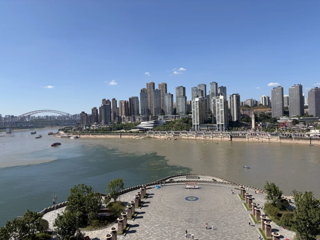 從山城花園觀景台看兩江交會 View of the Yangtze and Jialing rivers meeting from Shancheng Garden Observation Deck