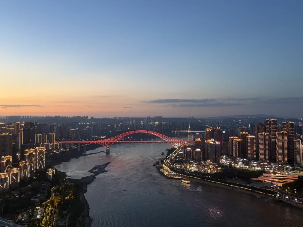 從來福士水晶連廊觀景台看到的夜景 Night view from the Exploration Deck at Raffles City Chongqing