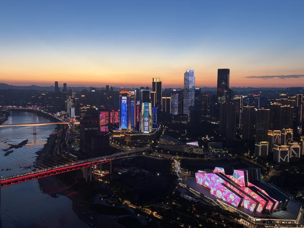 從來福士水晶連廊觀景台看到的夜景 Night view from the Exploration Deck at Raffles City Chongqing