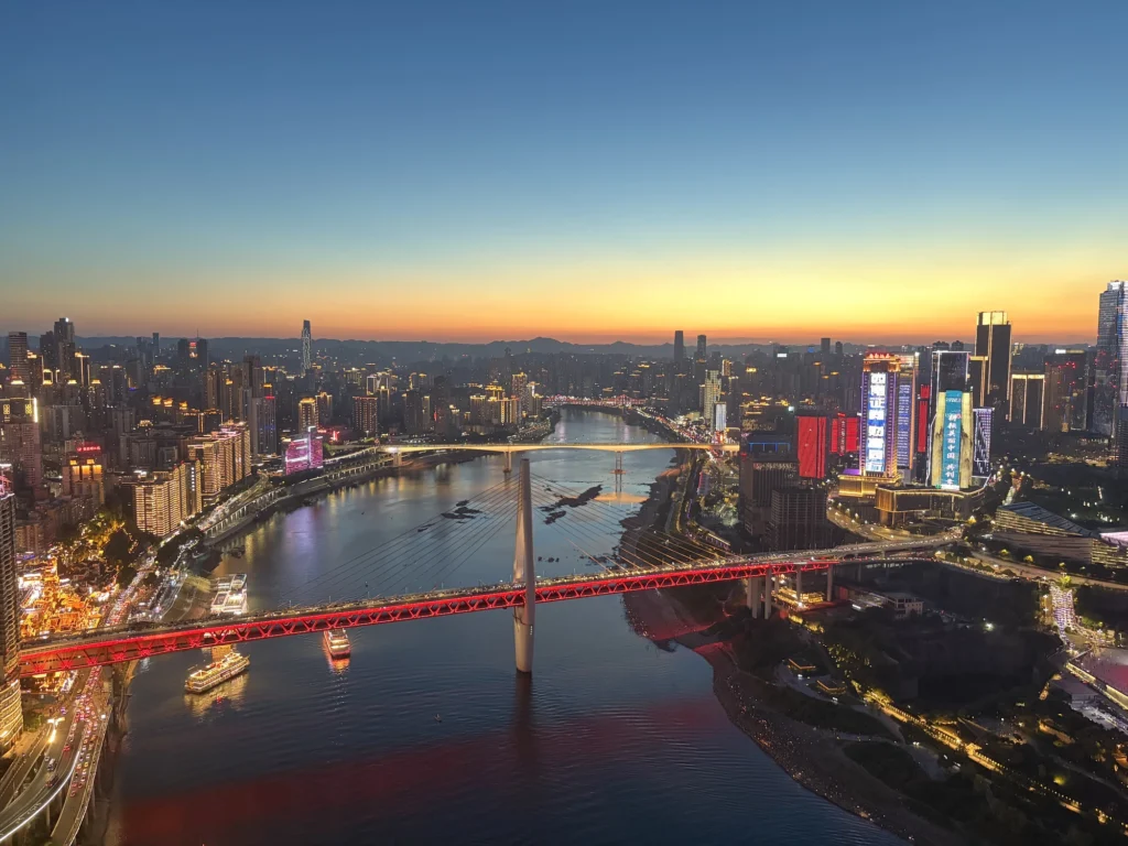 從來福士水晶連廊觀景台看到的夜景 Night view from the Exploration Deck at Raffles City Chongqing