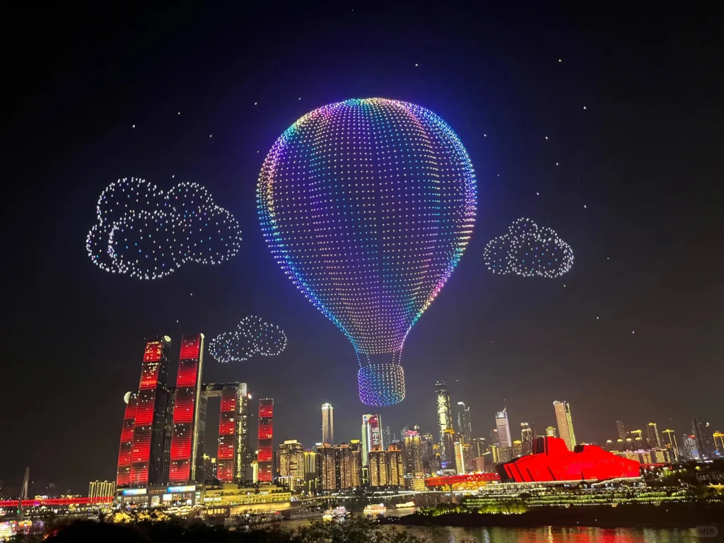 彈子石濱江路看無人機表演
View of the drone show from Danzishi Riverside Road