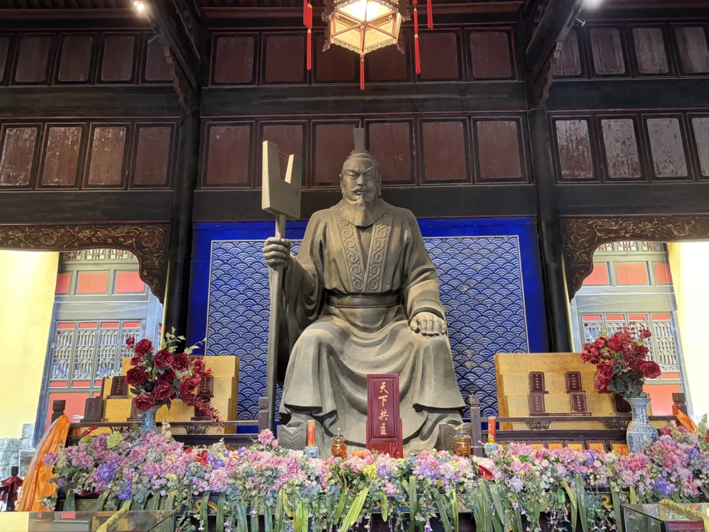 禹王宮內的大禹雕像 Statue of Yu the Great inside Yuwang Palace