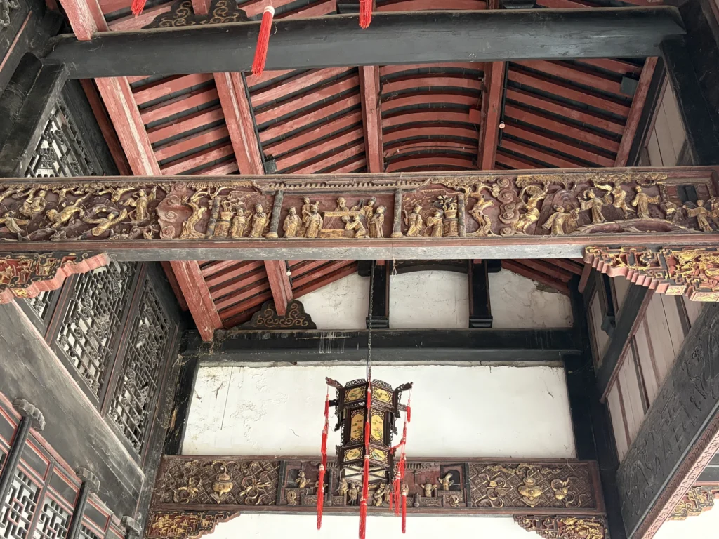 廣東公所房樑上的雕刻 Carvings on the Roof Beams of Guangdong Guild Hall