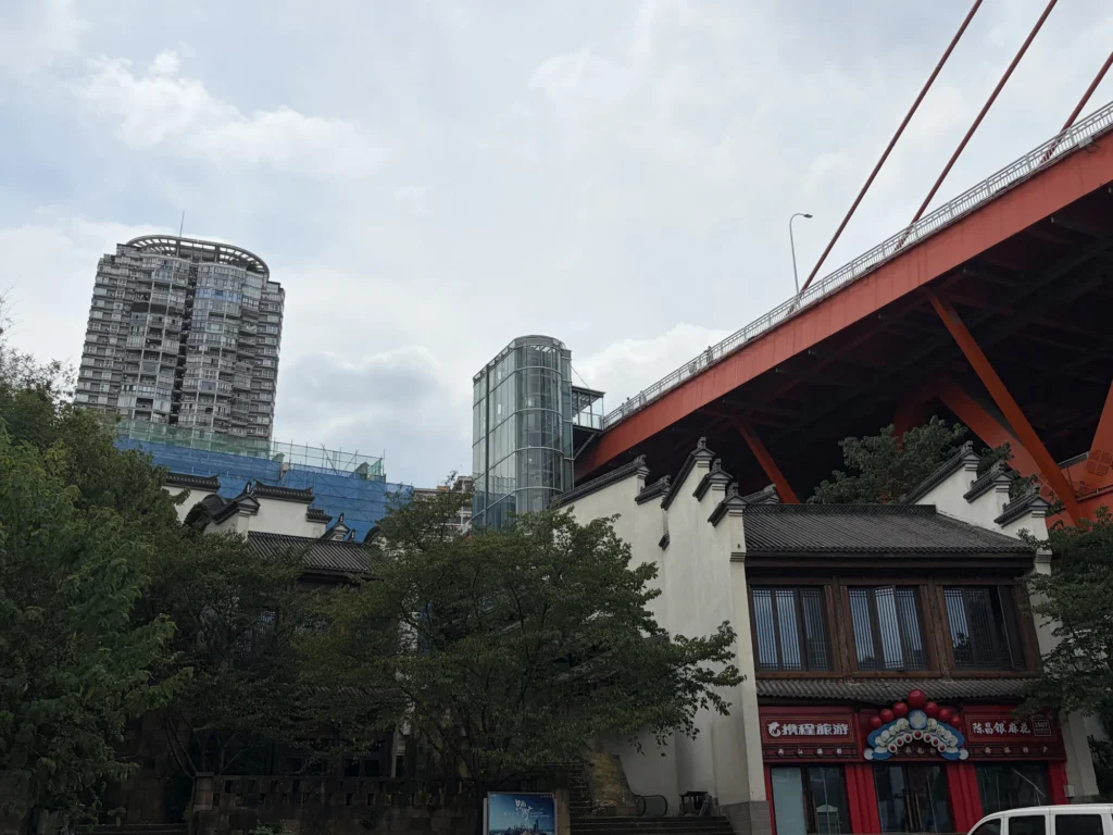 連結湖廣會館與東水門大橋的電梯 Elevator connecting Huguang Guild Hall and Dongshuimen Bridge