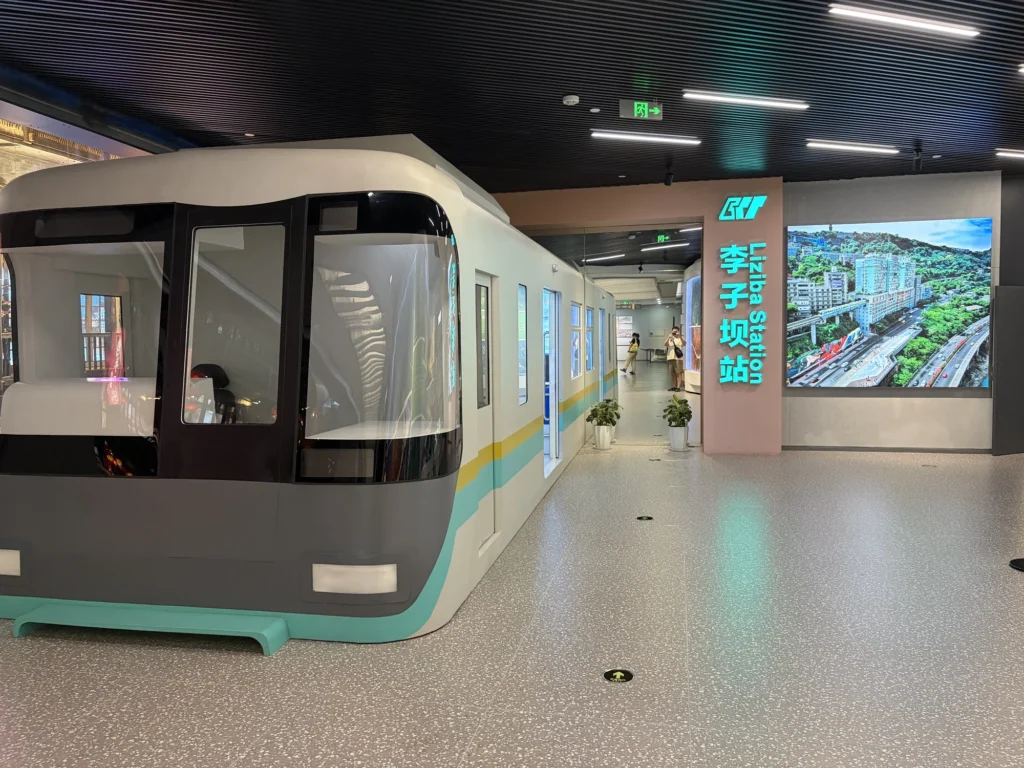 重慶2號線車頭模型及李子壩地鐵站場景 Front Model of Chongqing Rail Transit Line 2 Train and Liziba Station Scene
