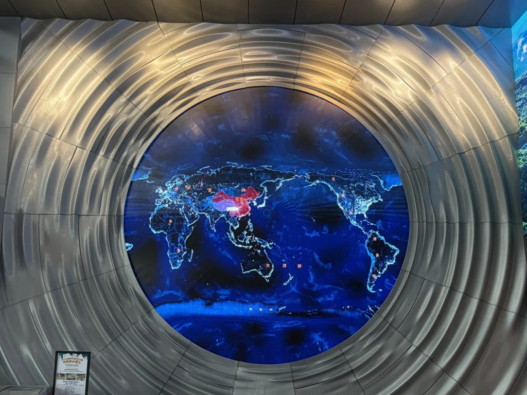 重慶規劃展覽館一樓牆上的半球狀螢幕 Hemispherical Screen on the First Floor Wall of Chongqing Planning Exhibition Gallery