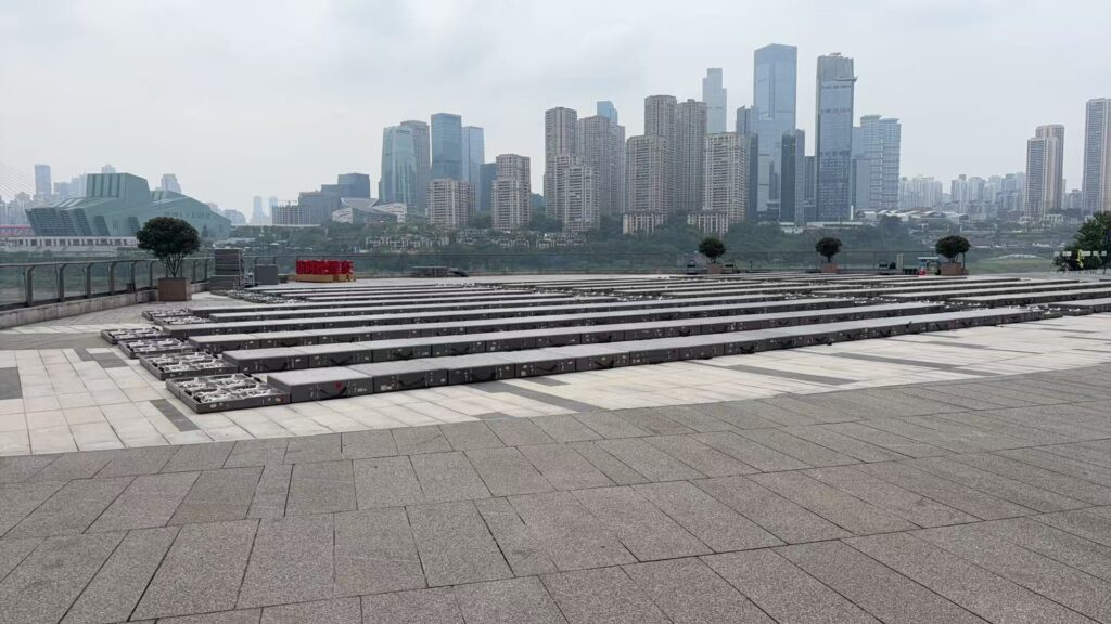 在重慶規劃展覽館門口等待起飛的無人機 A Drone Awaiting Takeoff in Front of the Chongqing Planning Exhibition Gallery