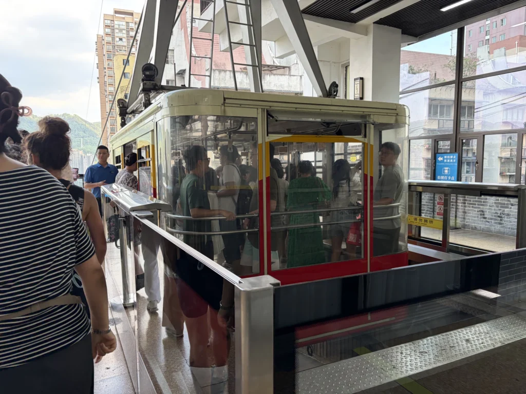 Queuing to Enter the Yangtze River Cableway Cabin
排隊進入長江索道車廂