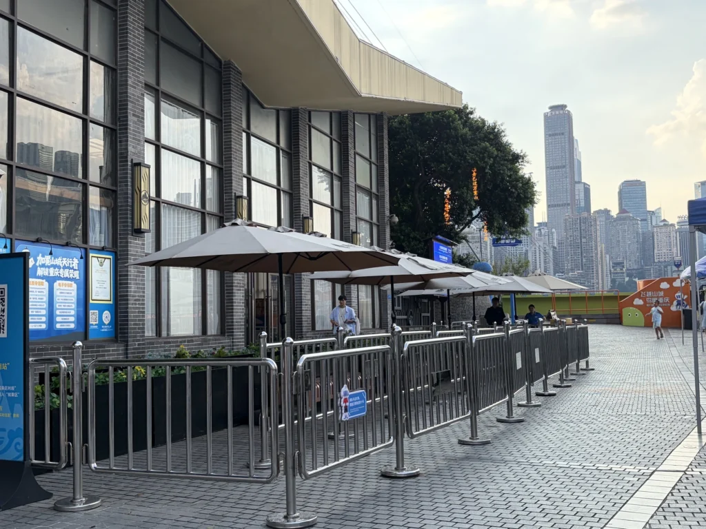 Queue at the Yangtze River Cableway South Station at the Same Time
長江索道南站同一時段的排隊情況