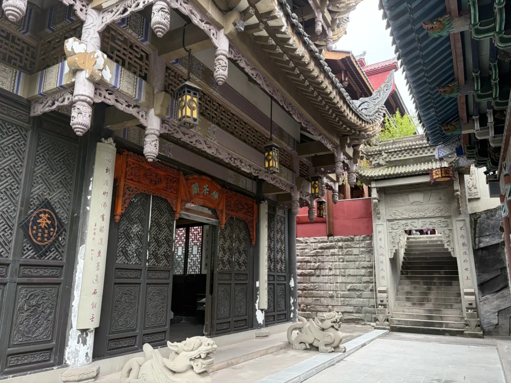 Inside of Baolun Temple 寶輪寺內部