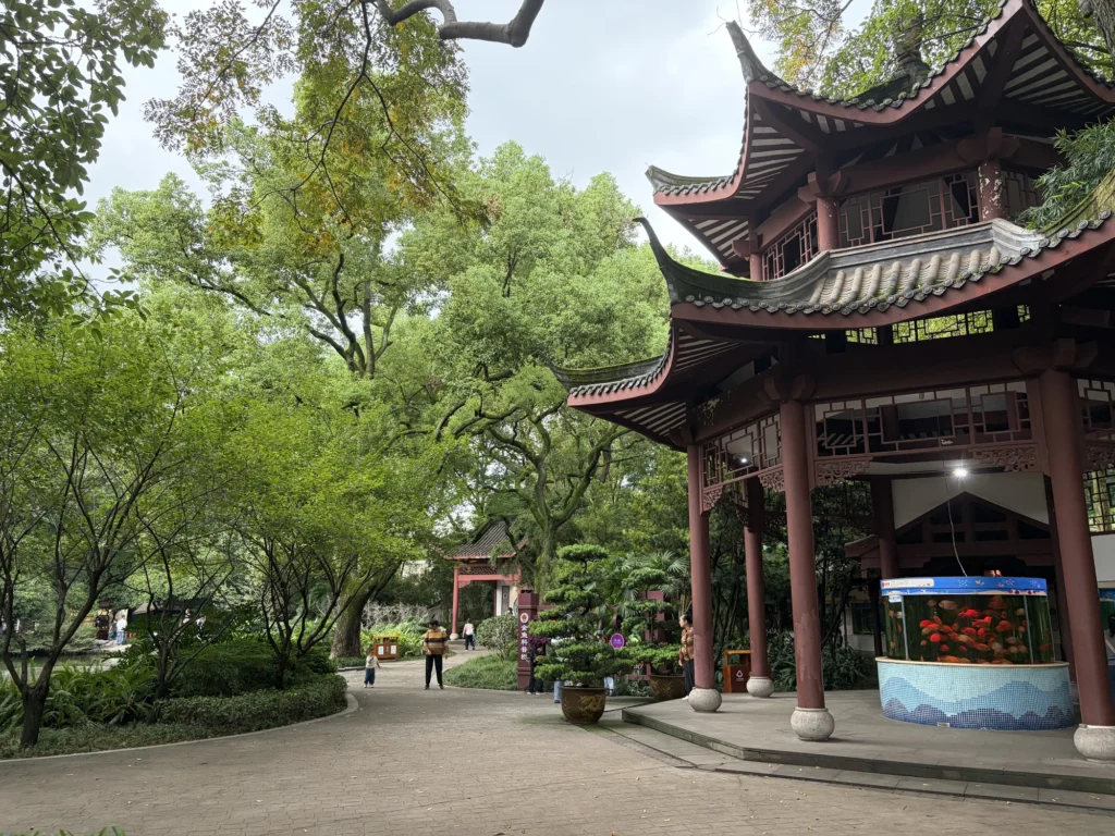 Landscaped scenery at Chongqing Zoo | 重慶動物園的園林景觀